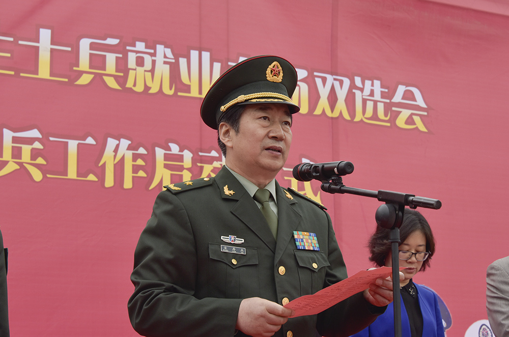 省軍區副司令,省徵兵領導小組副組長宋存傑少將作講話